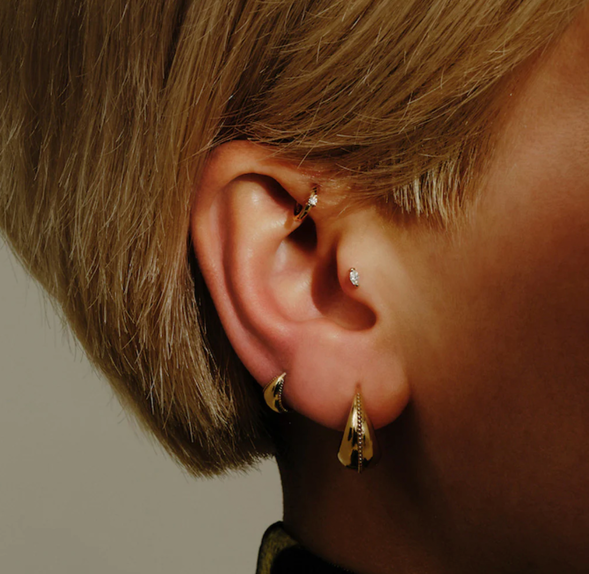 MÉTIER DOME MILGRAIN CENTRED HUGGIE HOOP