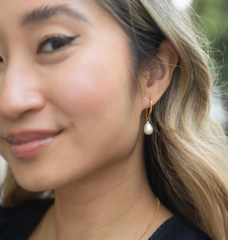 CLAUDIA BRADBY SIMPLE PEARL DROP EARRINGS