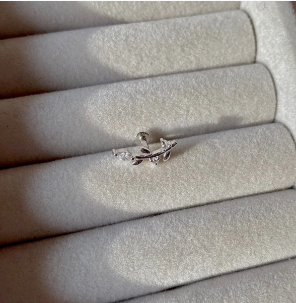 ZOHREH V DIAMOND LEAF FLAT BACK EARRING