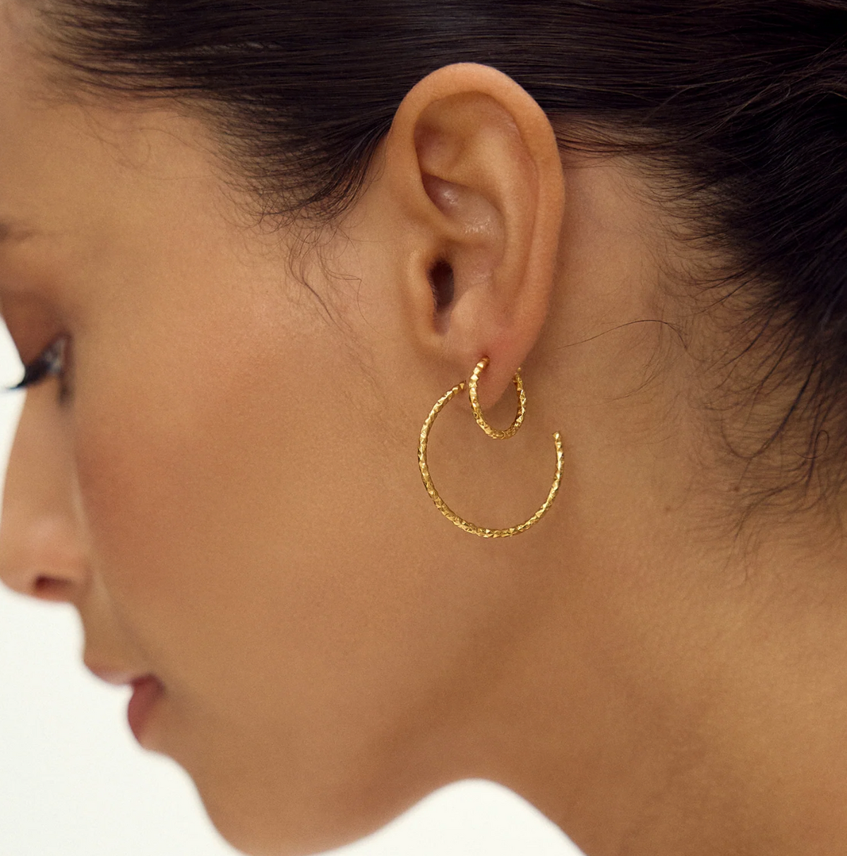 RACHEL JACKSON SHIMMERING SUN HUGGIE HOOP EARRINGS