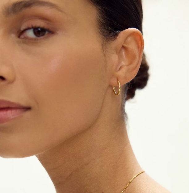 RACHEL JACKSON SHIMMERING SUN HUGGIE HOOP EARRINGS