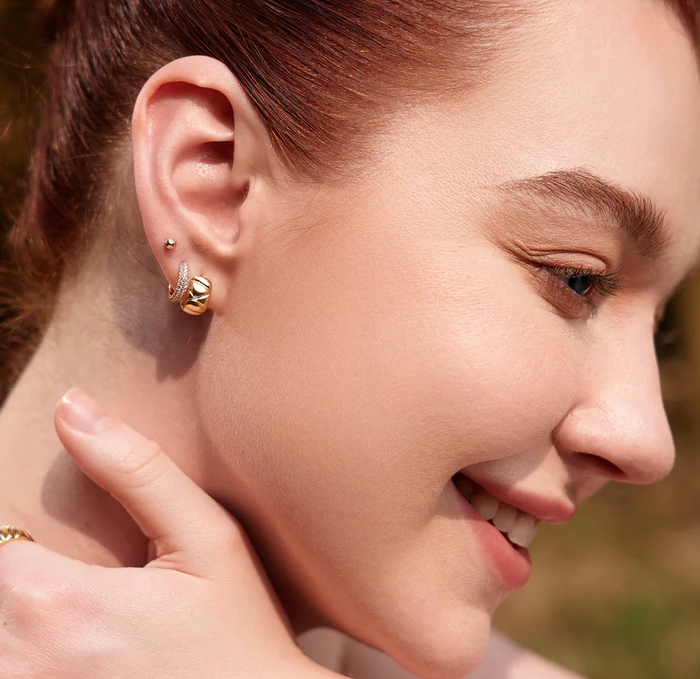 ANIA HAIE GOLD KISS HOOP EARRINGS