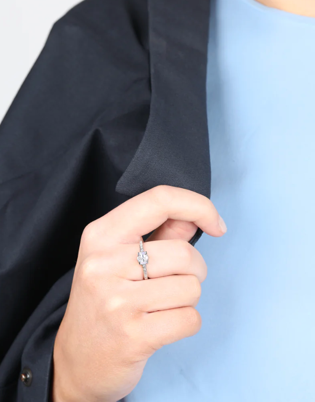 V BY LAURA VANN JOAN RING