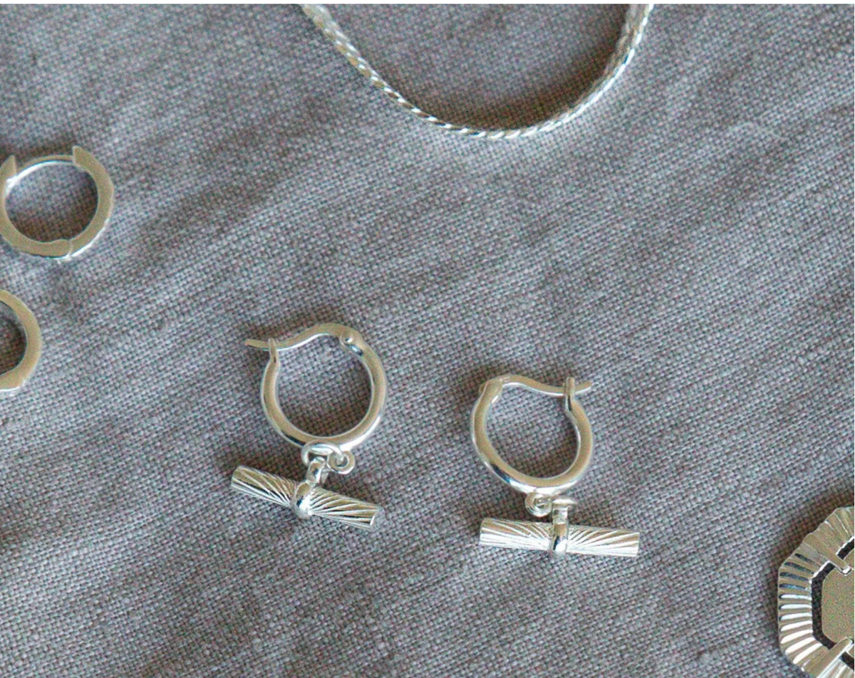 DAISY LONDON X ESTÉE LALONDE T BAR CHARM EARRINGS