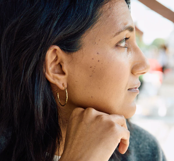 RACHEL JACKSON SHIMMERING SUN MEDIUM HOOP EARRINGS