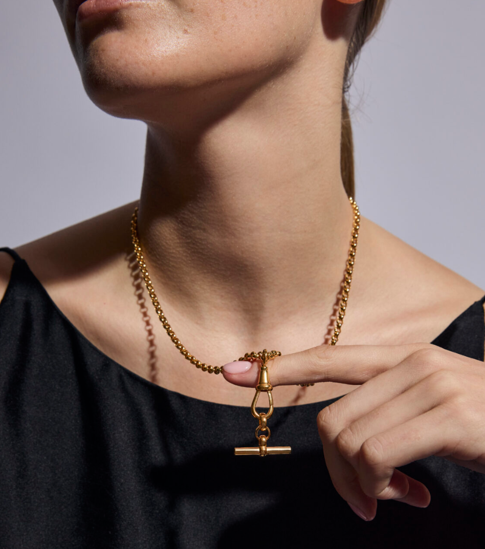 TILLY SVEAAS SMALL GOLD T BAR ON BELCHER CLIPT NECKLACEn