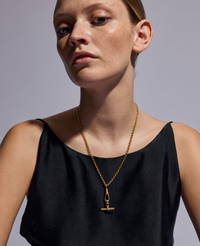 TILLY SVEAAS SMALL GOLD T BAR ON BELCHER CLIPT NECKLACEn