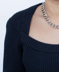 BY SARA CHRISTIE THE QUEEN NECKLACE