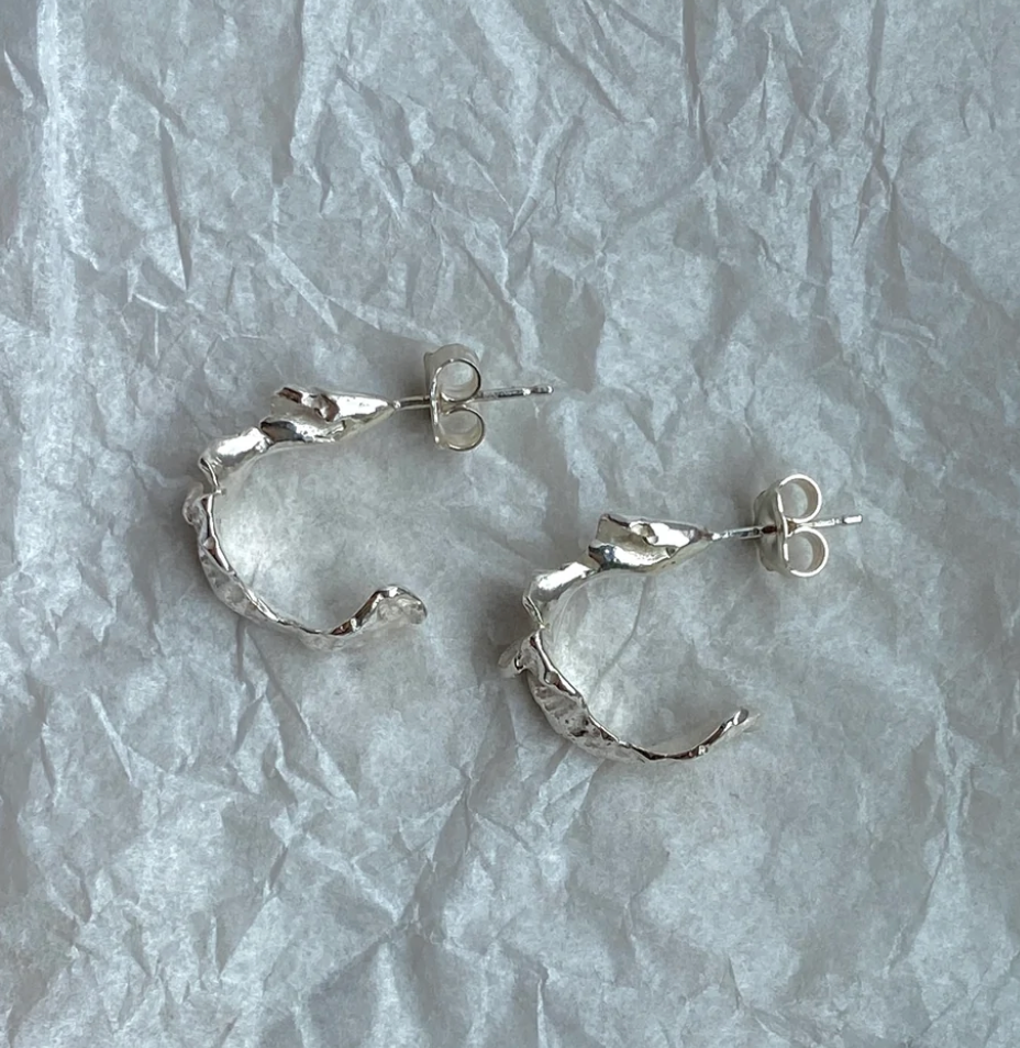 HANNAH BOURN SMALL FRAGMENTED SHELL HOOPS