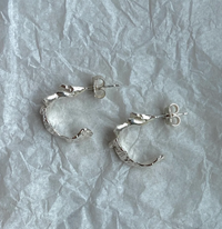 HANNAH BOURN SMALL FRAGMENTED SHELL HOOPS