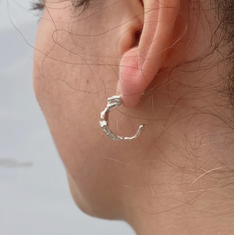 HANNAH BOURN SMALL FRAGMENTED SHELL HOOPS