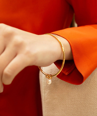 CLAUDIA BRADBY ESSENTIAL PEARL BANGLE