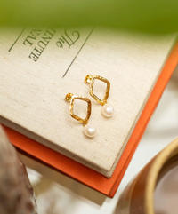 CLAUDIA BRADBY THALASSA RIPPLE STUD WITH PEARL DROP