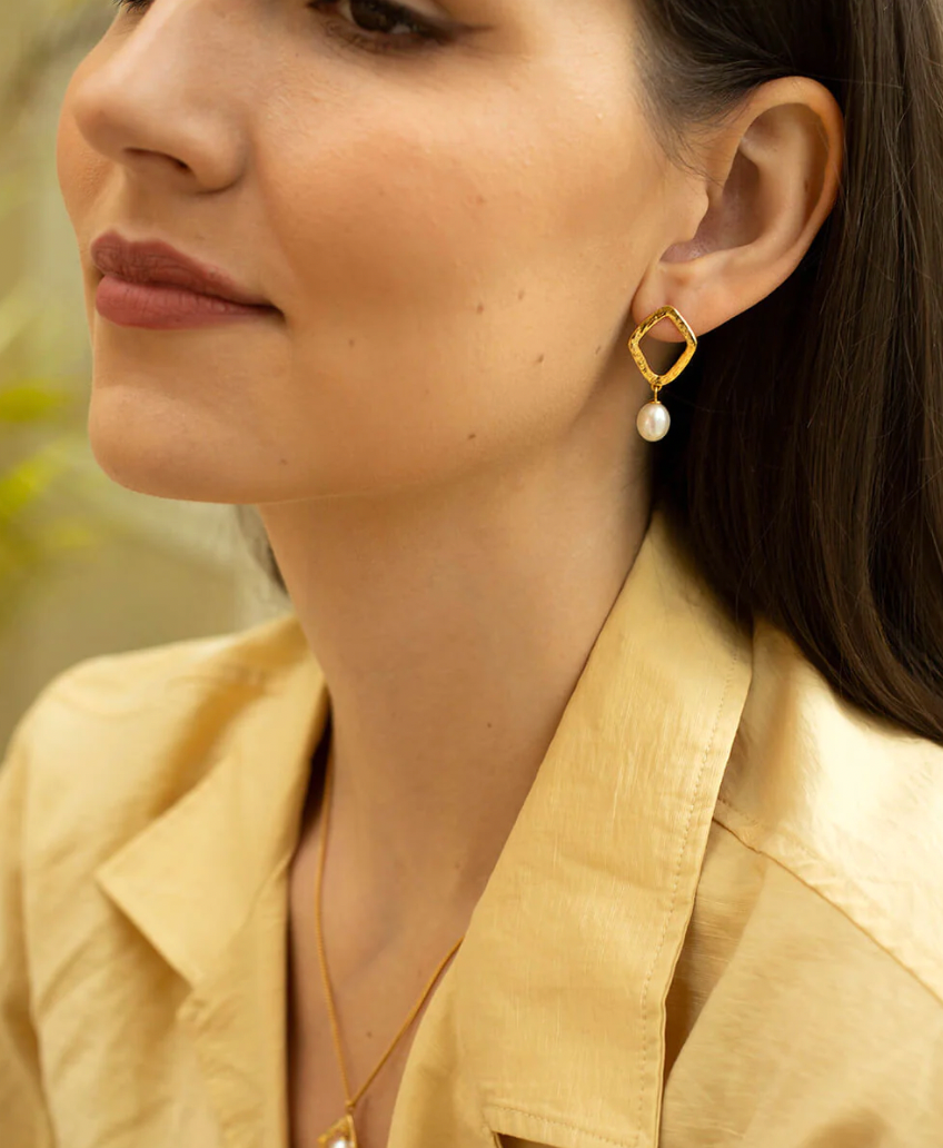 CLAUDIA BRADBY THALASSA RIPPLE STUD WITH PEARL DROP