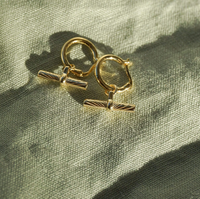 DAISY LONDON X ESTÉE LALONDE T BAR CHARM EARRINGS