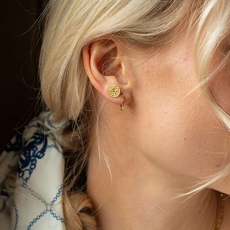 DAISY LONDON BAR + BALL STACKED HUGGIE HOOPS