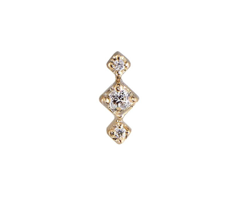 MÉTIER 3 STONE PETITE STUD FLAT BACK EARRING