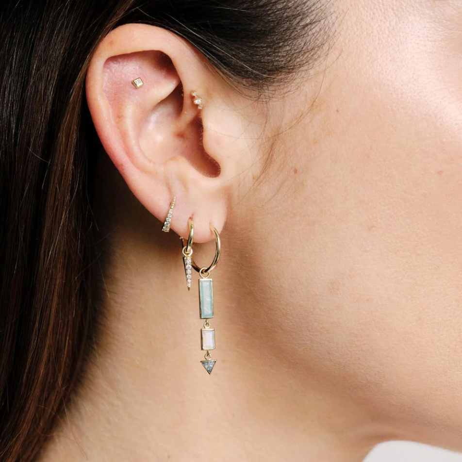 MÉTIER 3 STONE PETITE STUD FLAT BACK EARRING