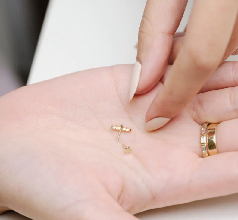 MÉTIER 3 STONE PETITE STUD FLAT BACK EARRING