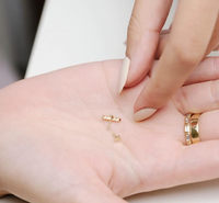 MÉTIER 3 STONE PETITE STUD FLAT BACK EARRING