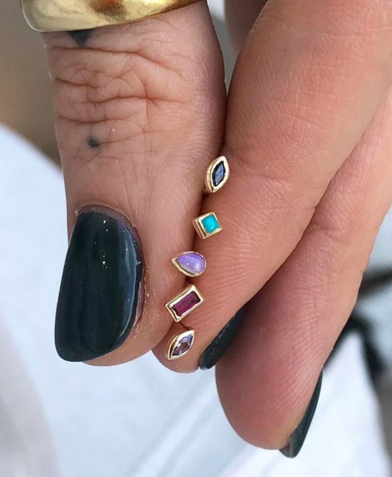 MÉTIER FLAT BACK MINI CLAW SET BEZEL PRINCESS STUD  EARRING