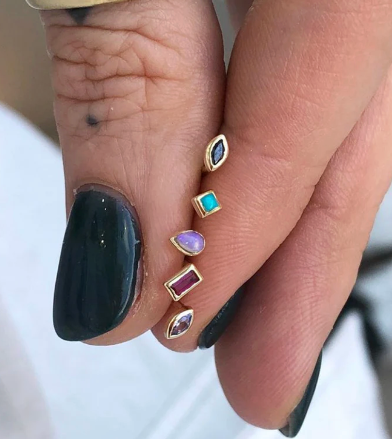 MÉTIER FLAT BACK MINI CLAW SET BEZEL BAGUETTE STUD EARRING