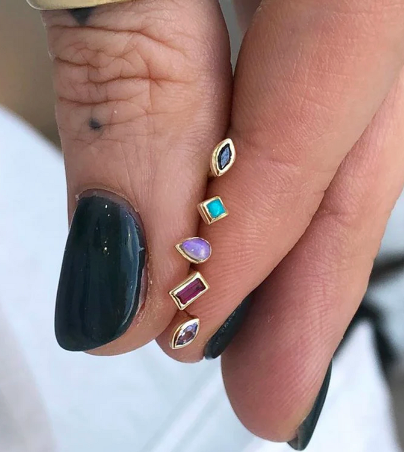 MÉTIER FLAT BACK MINI CLAW SET BEZEL BAGUETTE STUD EARRING