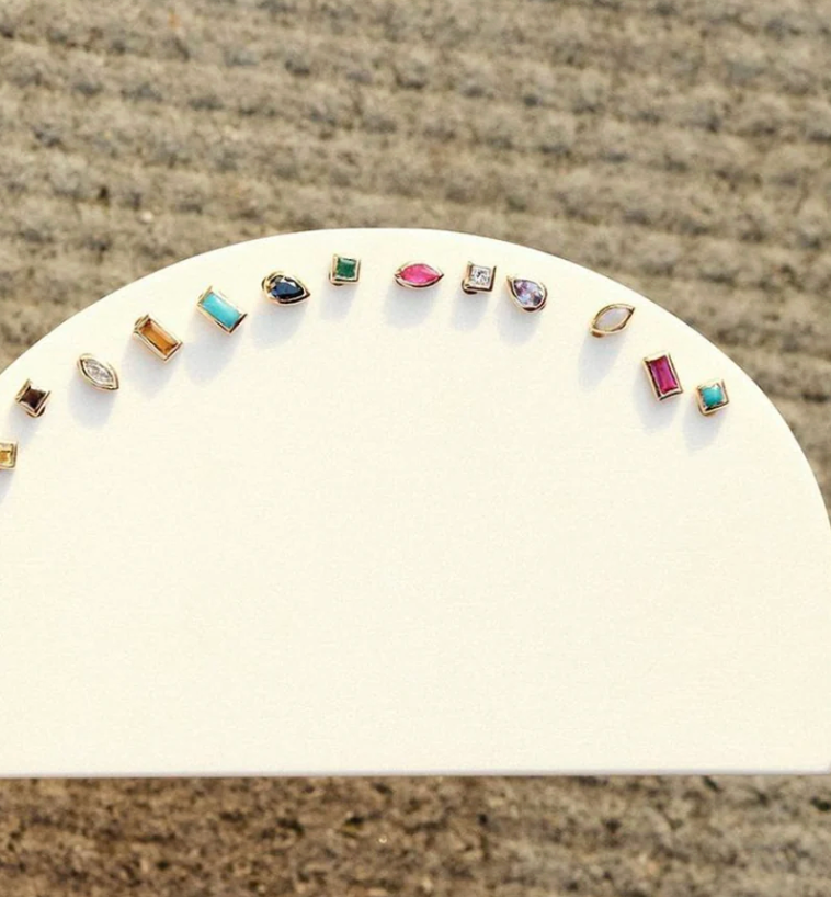 MÉTIER FLAT BACK MINI CLAW SET BEZEL PEAR STUD EARRING