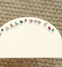 MÉTIER FLAT BACK MINI CLAW SET BEZEL PEAR STUD EARRING