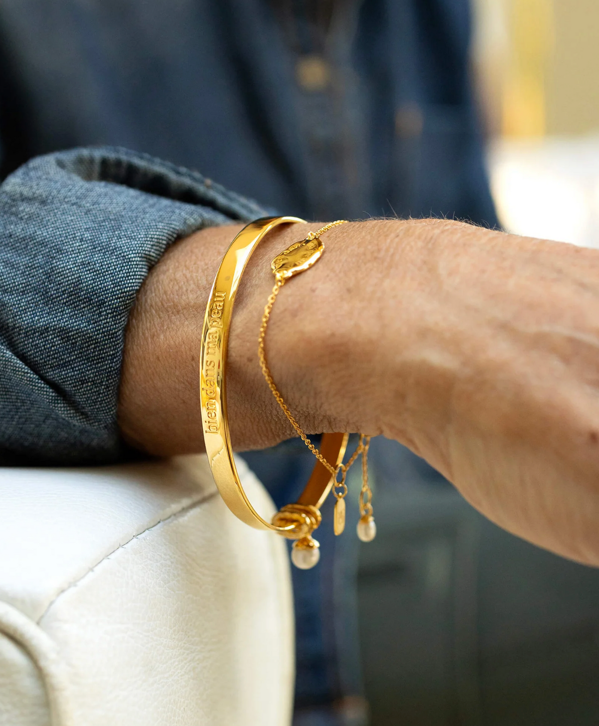 CLAUDIA BRADBY X MIDLIFECHIC MANTRA SLIM OVAL BANGLE WITH SINGLE PEARL CHARM