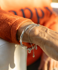 CLAUDIA BRADBY X MIDLIFECHIC MANTRA SLIM OVAL BANGLE WITH SINGLE PEARL CHARM