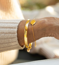 CLAUDIA BRADBY X MIDLIFECHIC MANTRA ROUND BANGLE WITH SINGLE PEARL CHARM