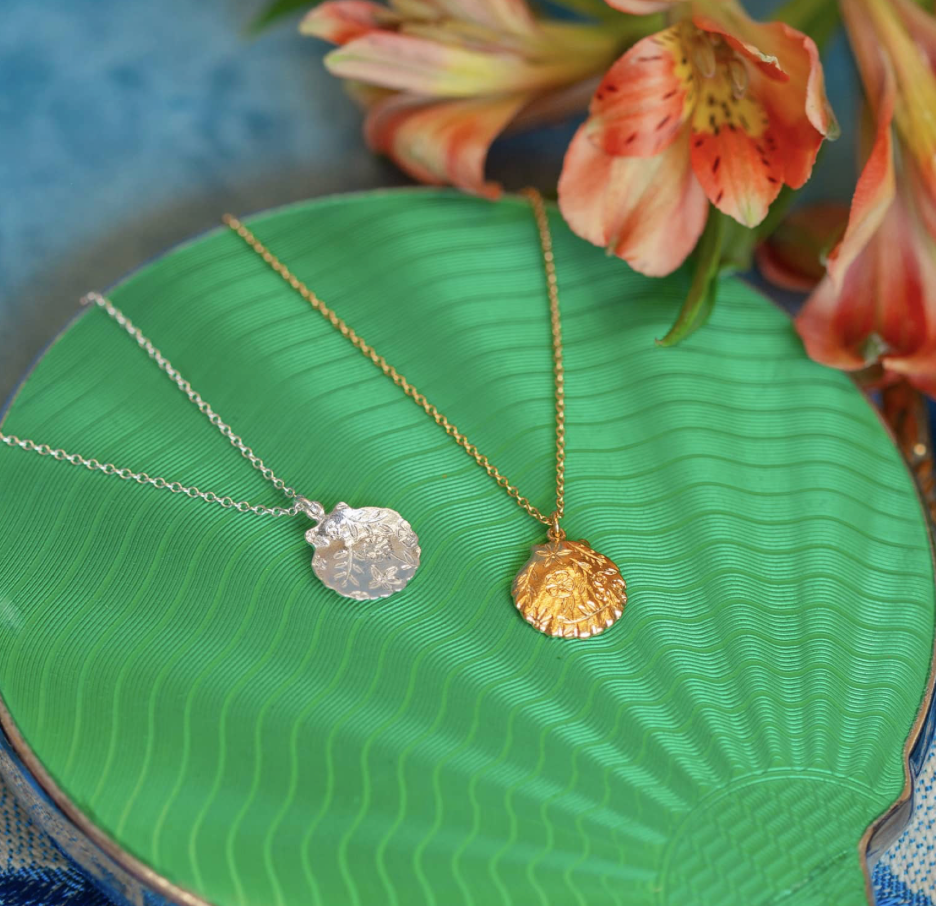 ALEX MONROE FLORAL ENGRAVED SCALLOP SHELL NECKLACE