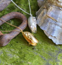 ALEX MONROE MUSSEL & PEARL NECKLACE