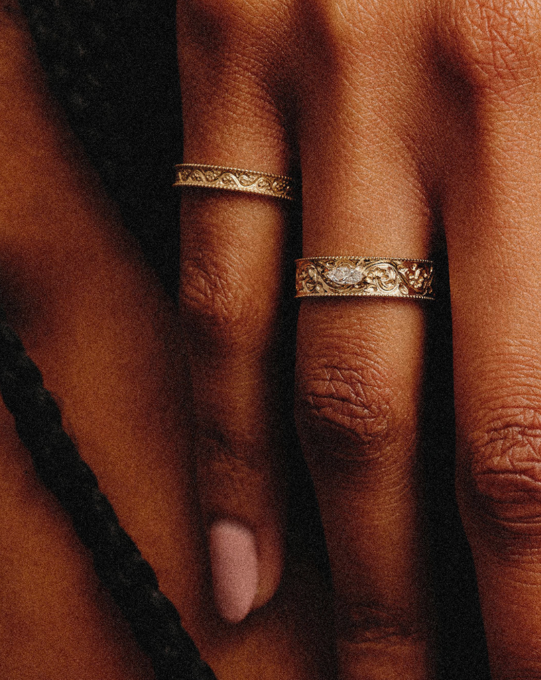 MÉTIER DALA ENGRAVED NARROW BAND