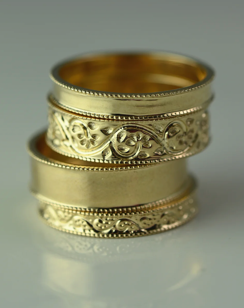 MÉTIER DALA ENGRAVED NARROW BAND