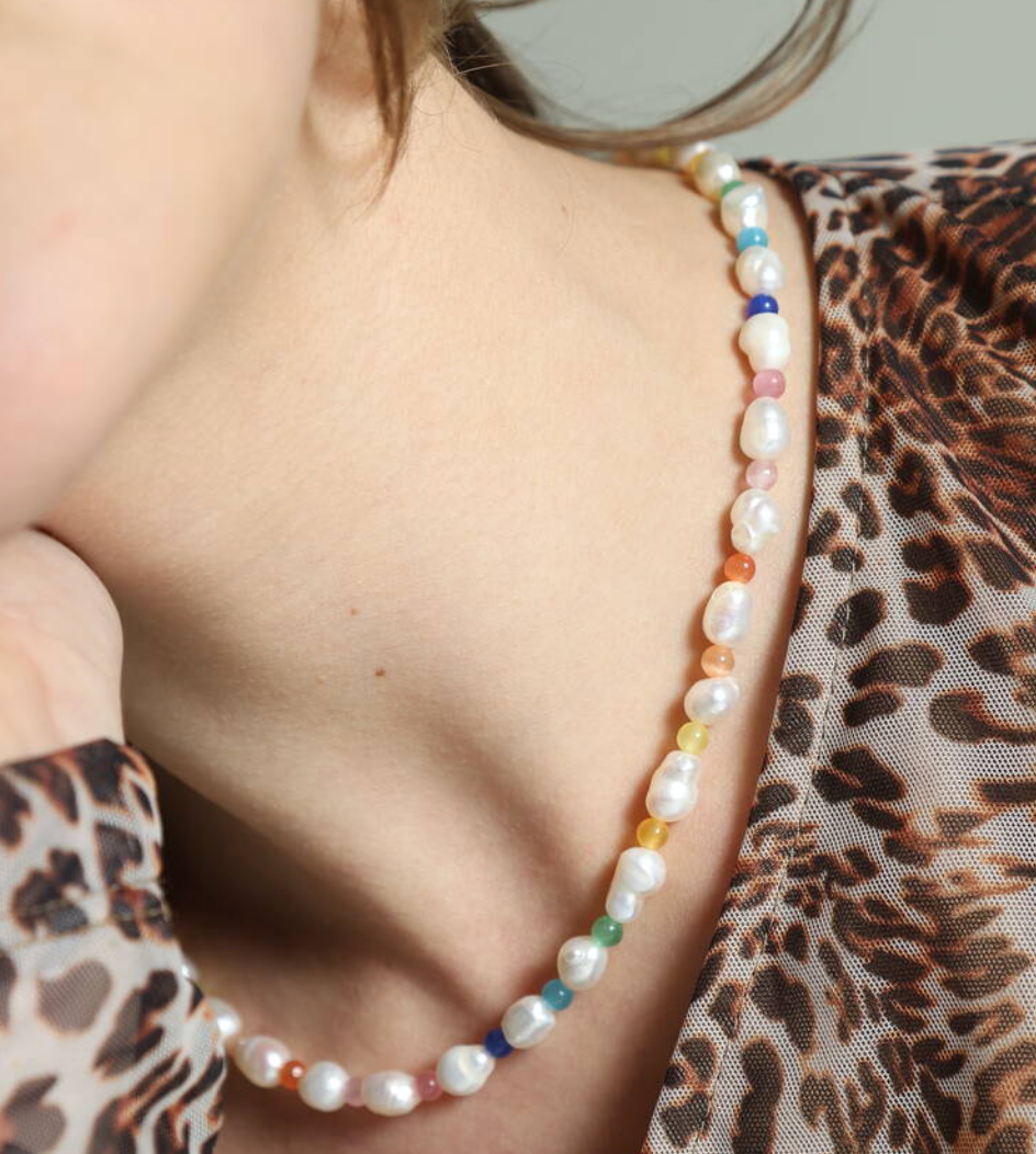 PEACHY & WILD FRESHWATER PEARL AND RAINBOW MOONSTONE NECKLACE