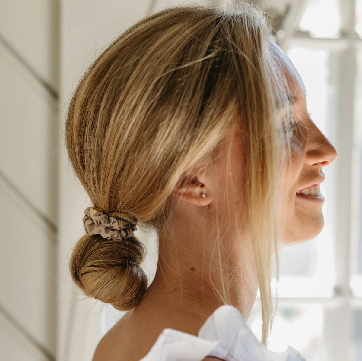 BY ELOISE SAND GOLD HEART SILK SCRUNCHIE
