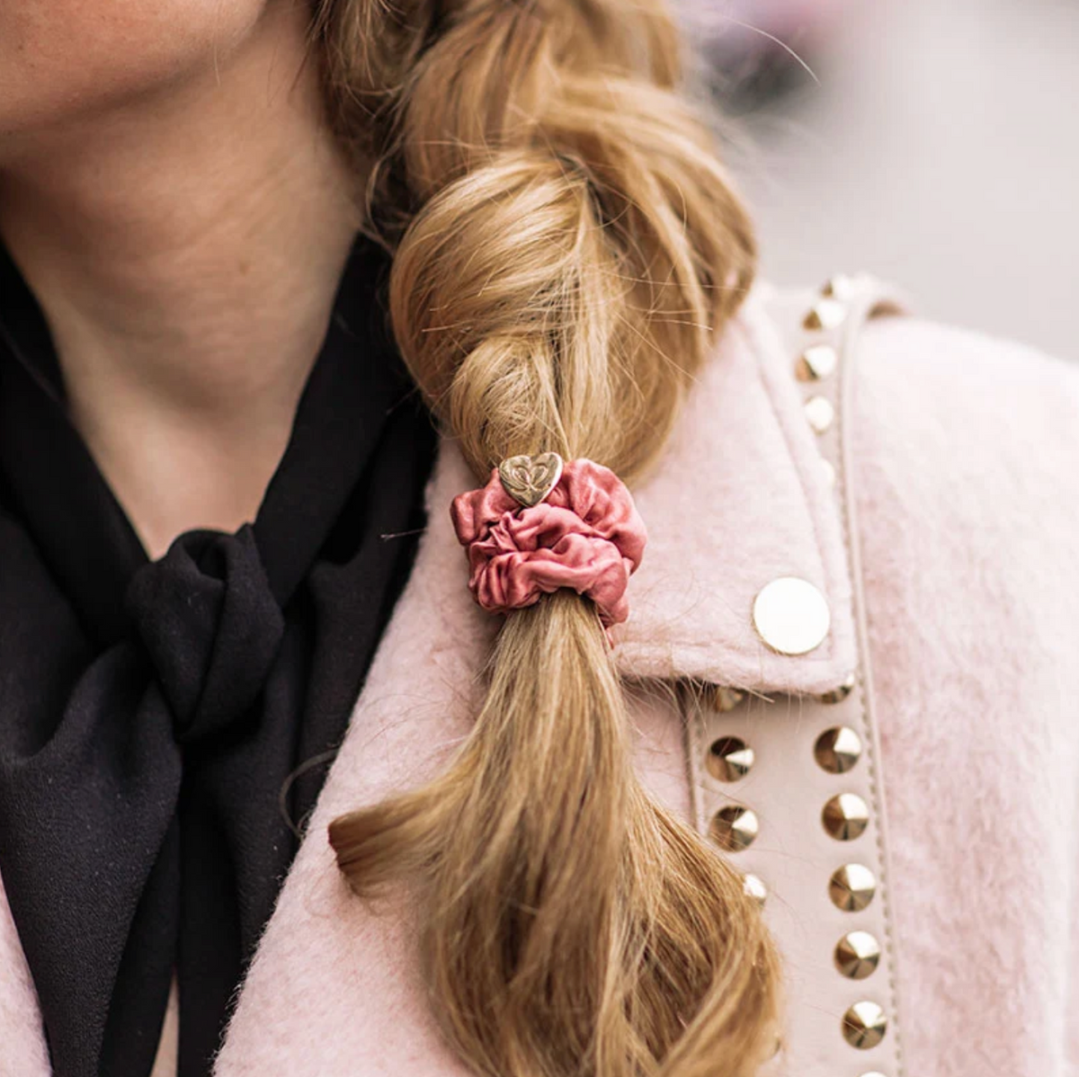 BY ELOISE CHAMPAGNE PINK GOLD HEART SILK SCRUNCHIE