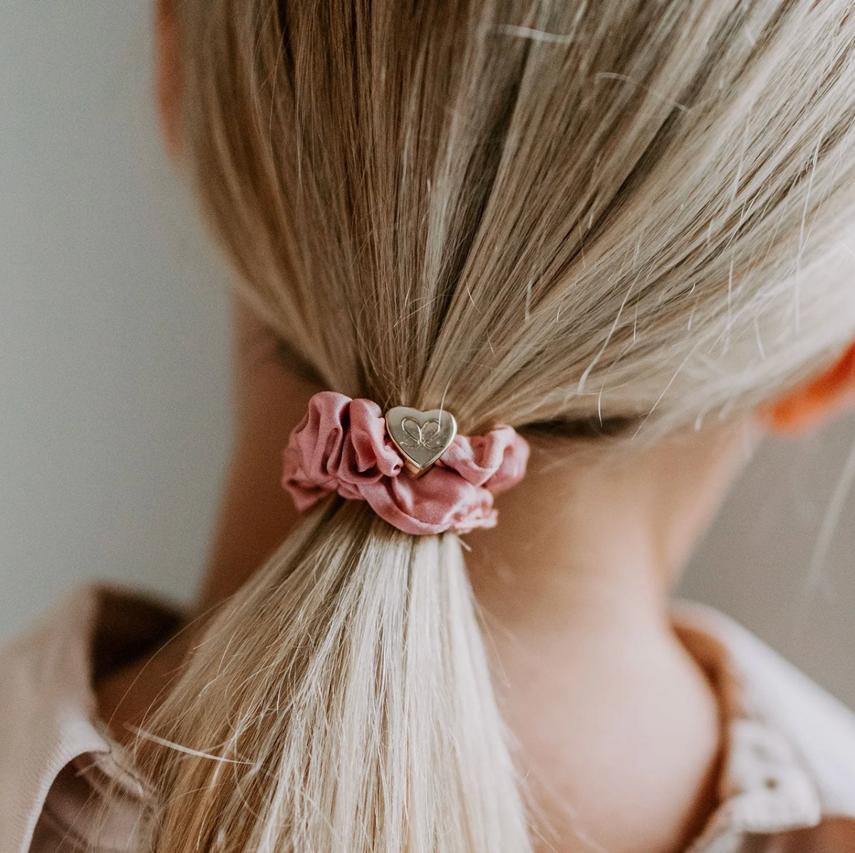 BY ELOISE CHAMPAGNE PINK GOLD HEART SILK SCRUNCHIE