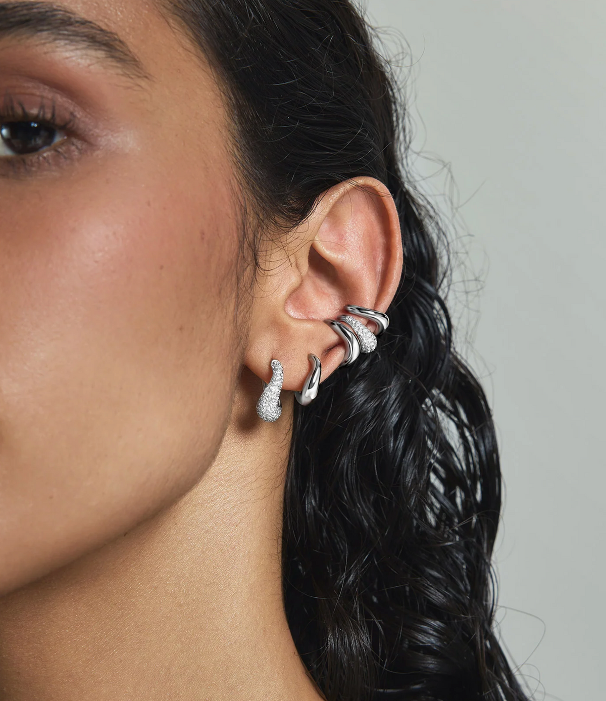 ANIA HAIE WAVE HUGGIE HOOP EARRINGS