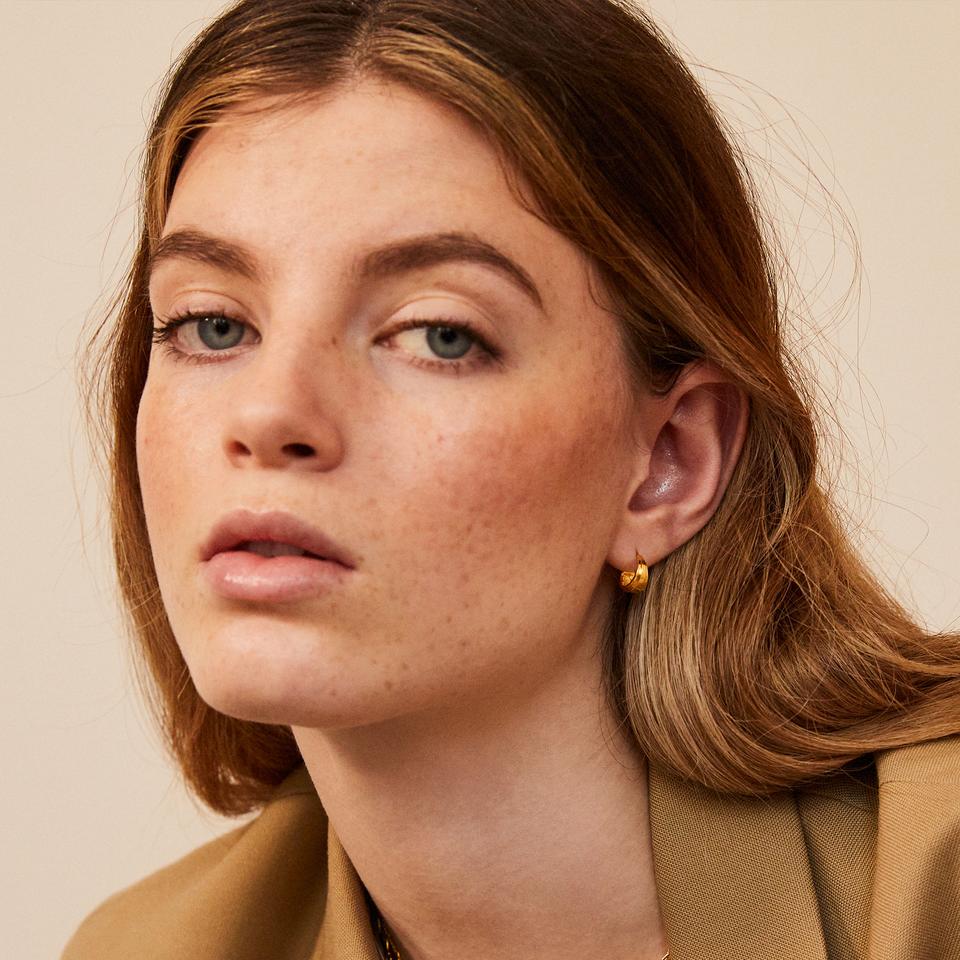V BY LAURA VANN ANGELINA MINI HOOP EARRINGS