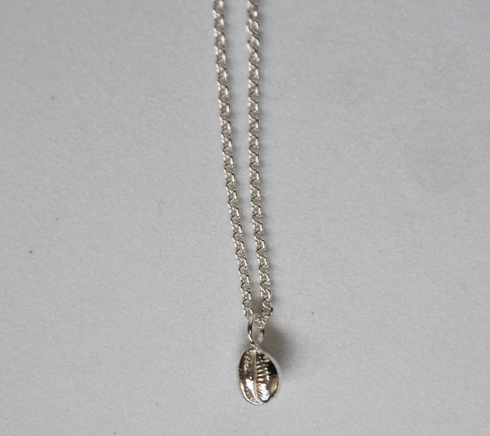 HANNAH BOURN TINY COWRI NECKLACE