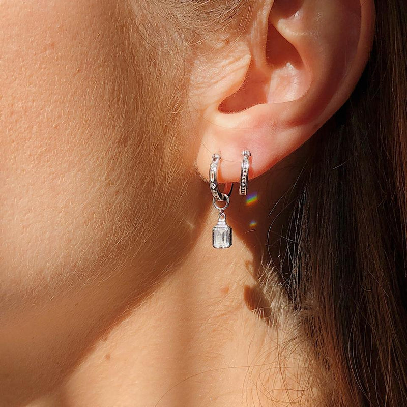 V BY LAURA VANN IRIS HOOP EARRINGS